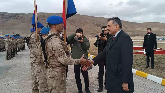 Bakan Çiftçi, Van'da asker ve vatandaşlarla bayramlaştı