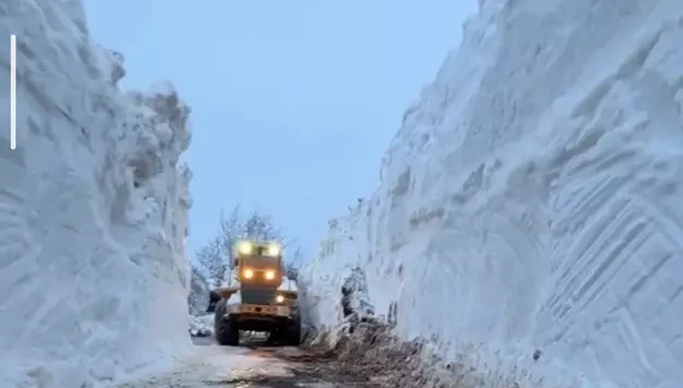 Bahçesaray’da yola çığ düştü