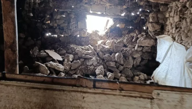 Van’daki depremde bir ahırın duvarı çöktü
