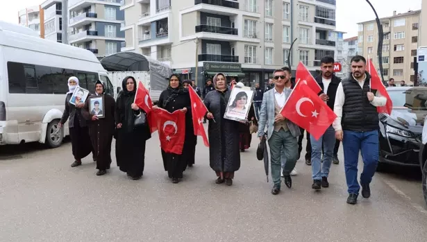 Evlat nöbetindeki anne: Ceza yok, gelin teslim olun