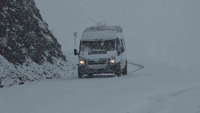 Hizan-Bahçesaray yolunda kar etkili oluyor