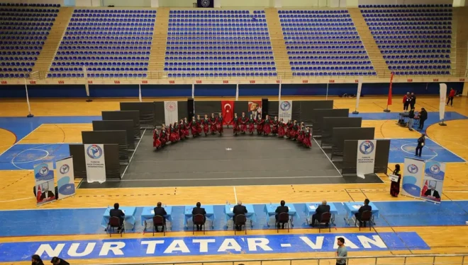 Van Büyükşehir Belediyespor halk oyunları takımı bölge şampiyonu oldu
