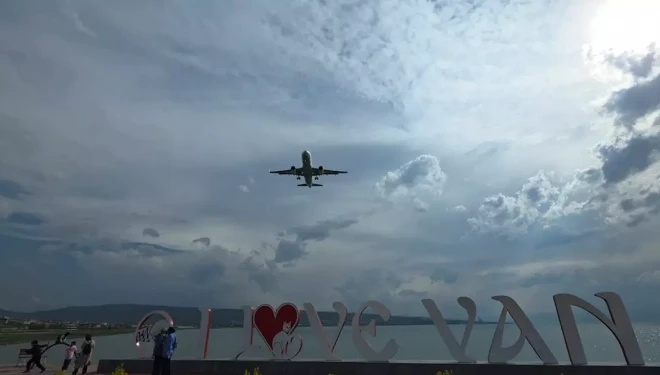 Olumsuz hava şartları nedeniyle Erzurum’a yönlendirilen uçak, rötarlı olarak Van’a indi