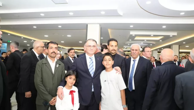 Van'da bayramlaşma programı yoğun katılımla gerçekleşti