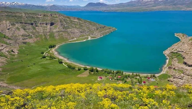 Van Gölü kıyısında saklı cennet