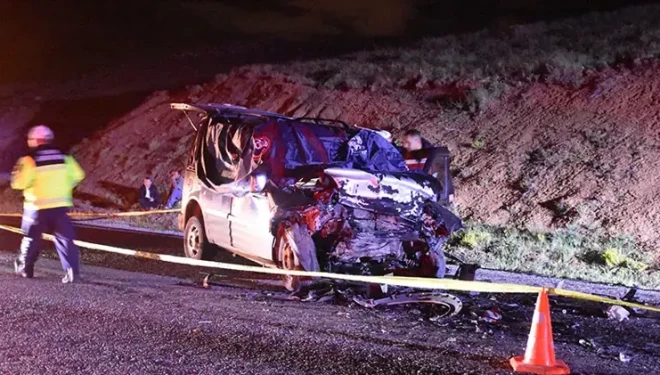 Hafif ticari araç ile otomobil çarpıştı; 3 ölü, 2 yaralı