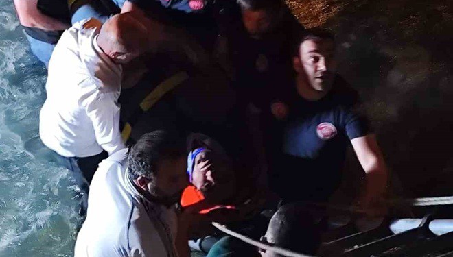 Van’da dereye düşen kamyonetin sürücüsü yaralandı