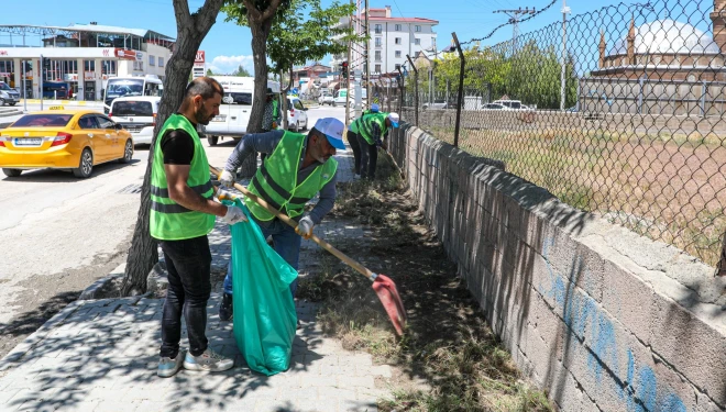 VBB Doğu Caddesi'nde kaldırım temizliği yaptı