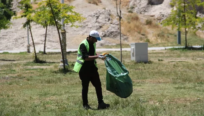 Atatürk Kültür Parkı'nda tonlarca çöp toplandı