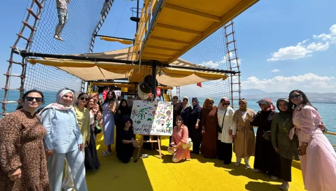 Van Gölü'nde 100 kadın "Aynı Teknedeyiz" etkinliğinde buluştu