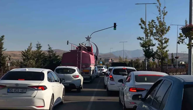 Van Gölü sahil yolunda tehlike büyüyor
