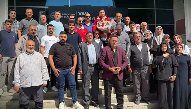 Dünya şampiyonu Furkan Bilici davul zurnayla karşılandı