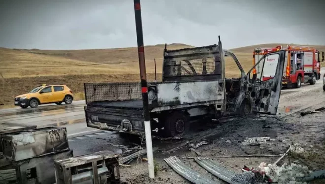 Van’da seyir halindeki kamyonet alev alev yandı