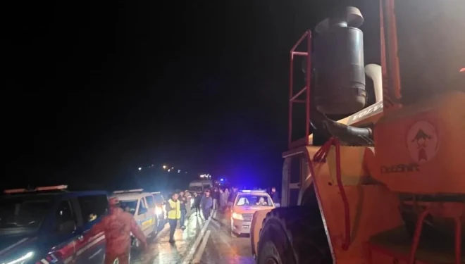 Van-Hakkari yolunda tır kazası, trafik durdu