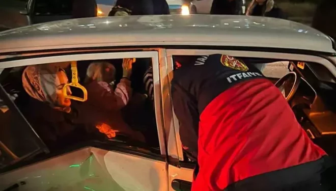 Van’da otomobiller çarpıştı: 3 yaralı