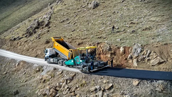 VBB Çatak'ta sıcak asfalt çalışması yaptı