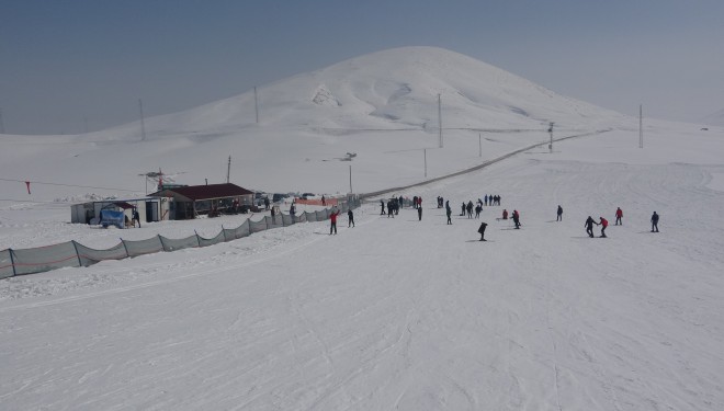 Çaldıran termal kayak merkezi renkli bir sezon geçiriyor