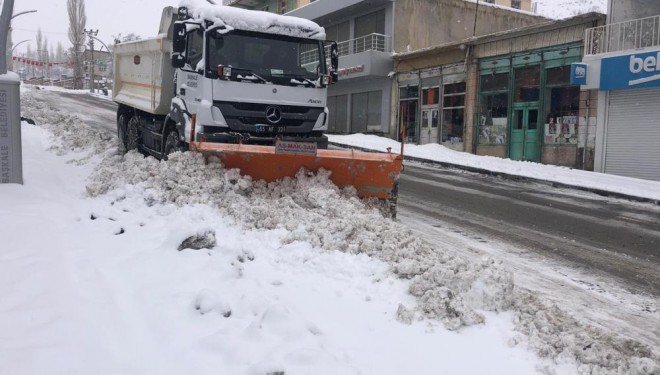 Başkale’de 61 yerleşim yerinin yolu ulaşıma kapandı