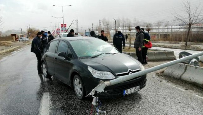 Seyir halindeki otomobilin üzerine aydınlatma direği devrildi