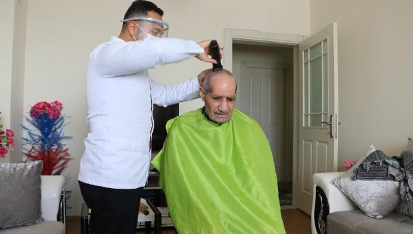 Erciş'te Belediyesi yaşlıları evinde tıraş etti