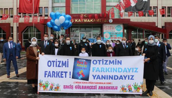 Erciş'te otizmli çocuklar gökyüzüne balon bıraktı