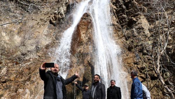 Çatak'taki şelalede, ilkbahar güzelliği