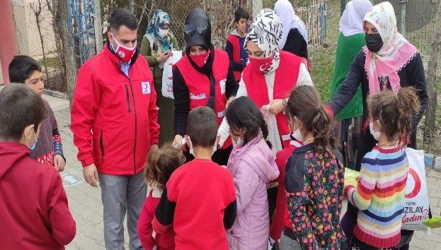 Türk Kızılay'ı Bayrampaşa Kadın Kolları'ndan Van'a ısıtan ziyaret