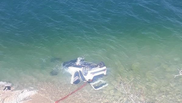 Otomobil Van Gölü'ne uçtu: 4 yaralı