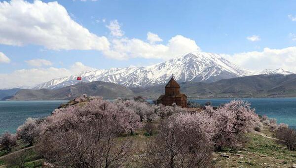 Akdamar Adası'nda ilkbahar güzelliği