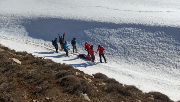 Kayak yaparken bacağı kırılan doktor 6 saatte kurtarıldı