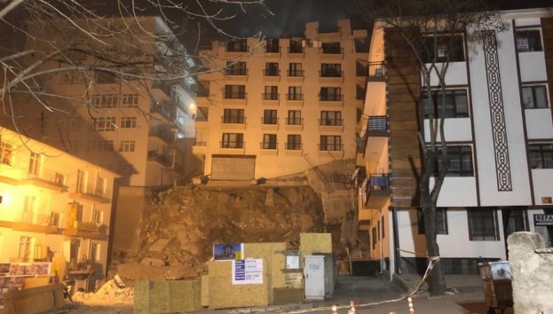 Ankara'da Açelya apartmanının çatısı çöktü, yıkım çalışmaları sabaha kaldı