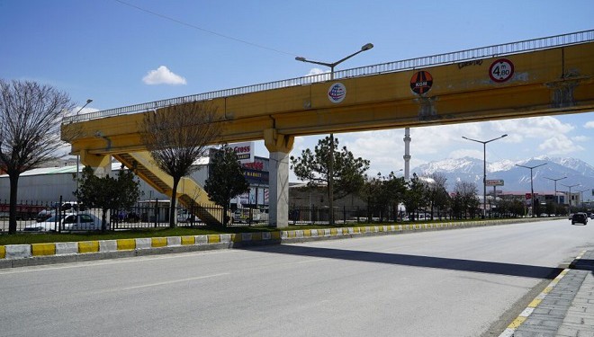 Arabanın Çarptığı Üst Geçit, Ölüm Geçidine Dönüştü!