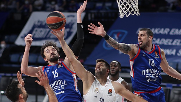 Anadolu Efes Final Four'a göz kırptı