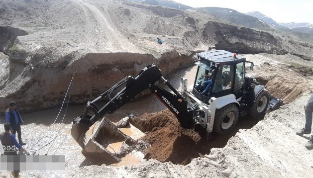 Çaldıran'da hasar gören yollar onarılıyor