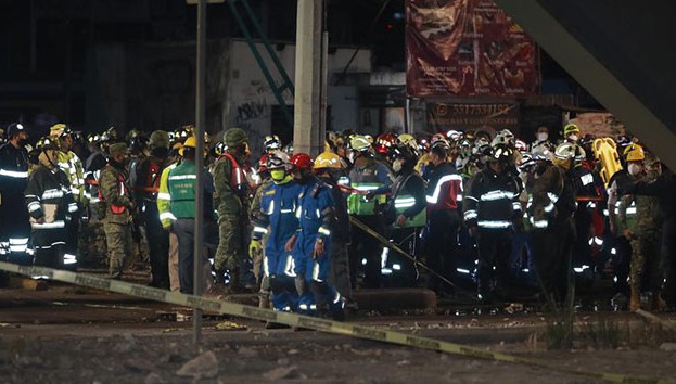 Meksika'da üst geçit çöktü: 20 ölü