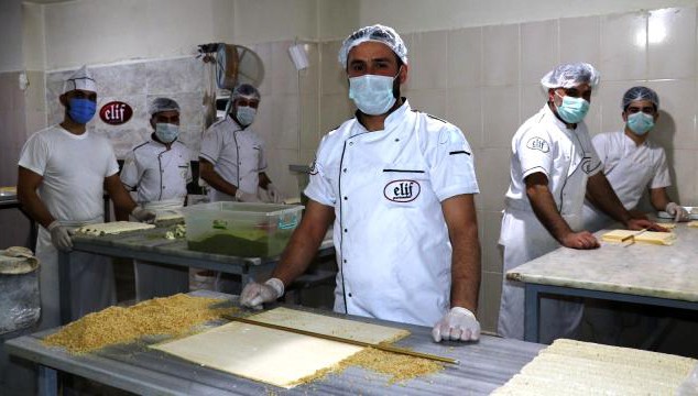 Van'daki tatlıcılarda bayram mesaisi başladı