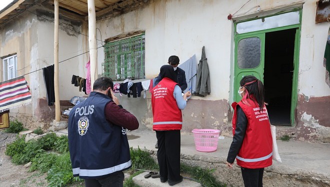 Başkale'de Vefa Sosyal Destek Grubundan maaş dağıtımı