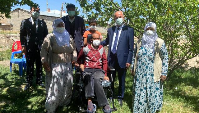 Başkan Akman'dan engelli vatandaşa akülü sandalye