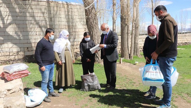 Başkan Ensari'den öğrencilere kitap ve tablet desteği