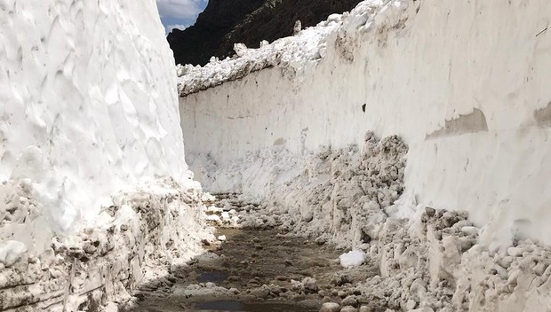 Kar kalınlığının 4 metreyi bulduğu yayla yolu açıldı