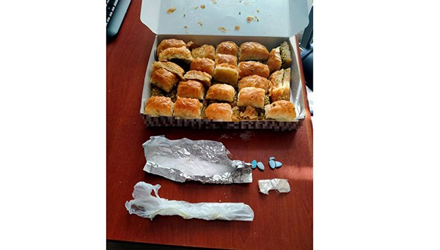 Baklava kutusuyla uyuşturucu sevkiyatı polise takıldı!