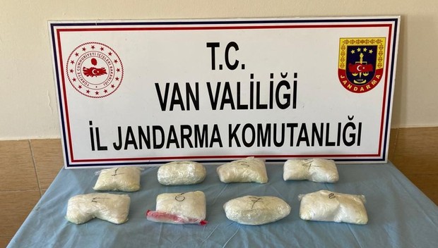 Başkale'de 7 kilo 621 gram metamfetamin ele geçirildi