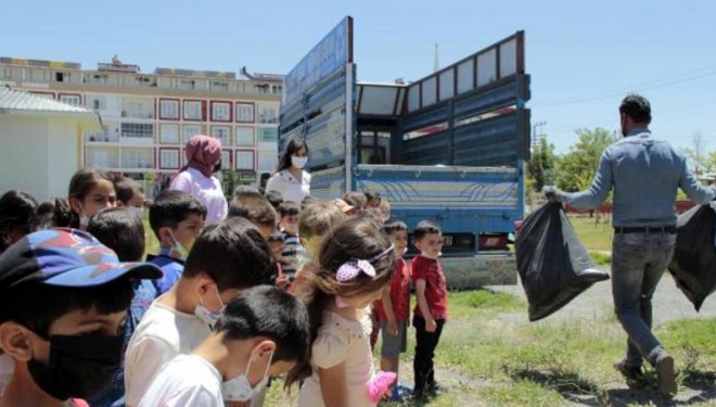 Minik öğrenciler, 1 yıl boyunca topladıkları atıkları geri dönüşüme kazandırdı