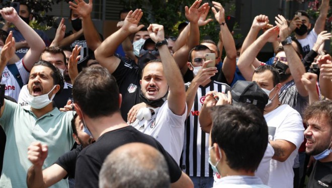 Beşiktaş taraftarları Sergen Yalçın'ın evinin önünde toplandı
