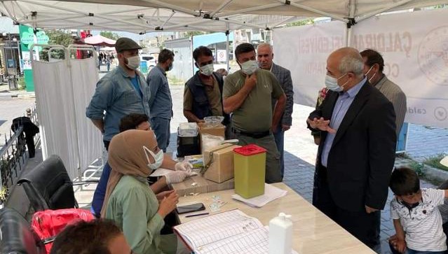 Çaldıran'da korona virüs aşı çadırına yoğun ilgi