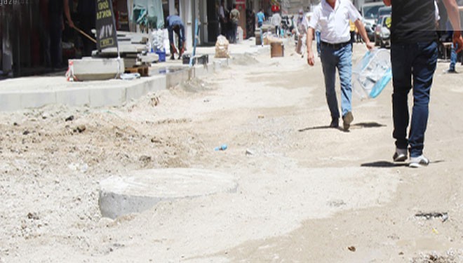 Van’daki bitmeyen yol-kaldırım çalışmalar isyan ettirdi!