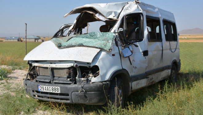 Ağrı'da refüje çarpan minibüs devrildi: 3 ölü, 14 yaralı