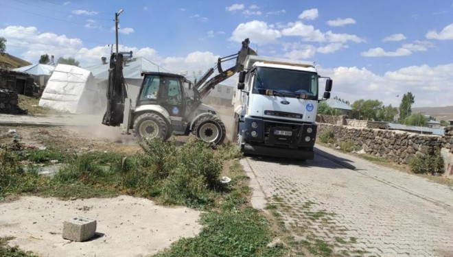 Çaldıran Belediyesi kırsal mahalleleri temizliyor