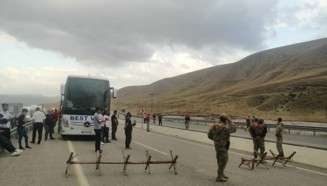 Van'da sel nedeniyle araçlar mahsur kaldı