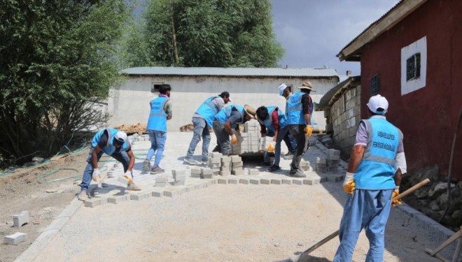 Tuşba Belediyesinin mahalleleri güzelleştirme çalışmaları sürüyor